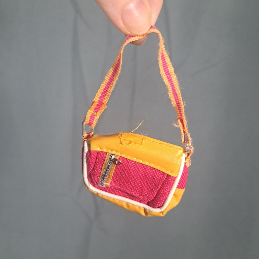 Bratz Pack Flashback Fever Yasmin Messenger Bag Orange Pink 80s Style Retro 2004